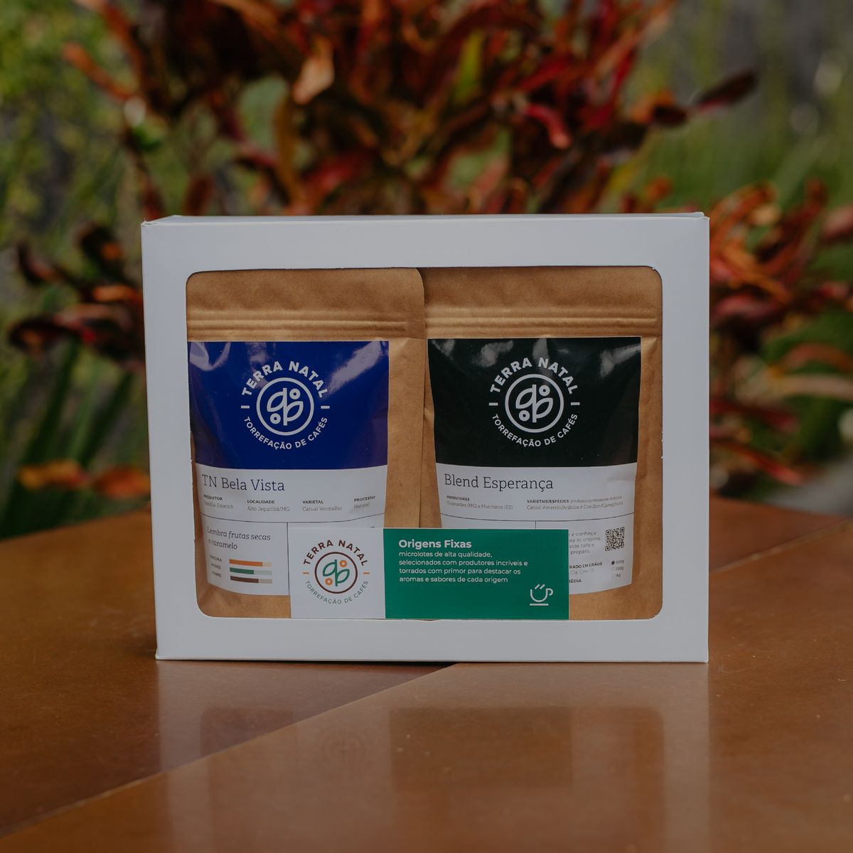 Caixa branca com visor do Kit Degustação Origens, com os pacotes TN Bela Vista e Blend Esperança